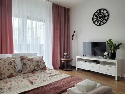 Telewizja i/lub zestaw kina domowego w obiekcie Factory apartment in historical estate, air conditioned, Metro