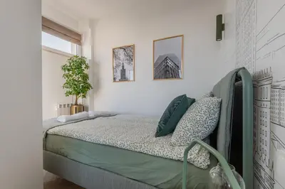 Łóżko lub łóżka w pokoju w obiekcie Tamka Center Residence z widokiem na Warszawę