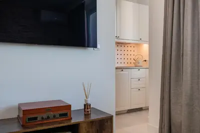 Kuchnia lub aneks kuchenny w obiekcie Tamka Center Residence z widokiem na Warszawę