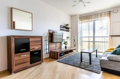 Telewizja i/lub zestaw kina domowego w obiekcie Close-Golden Apartments - Spacious & Bright in Platinum Towers by Browary Warszawskie