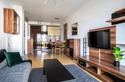 Telewizja i/lub zestaw kina domowego w obiekcie Close-Golden Apartments - Spacious & Bright in Platinum Towers by Browary Warszawskie