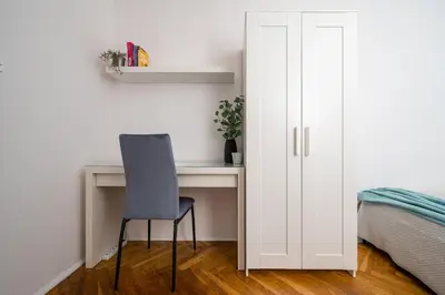 Plan piętra w obiekcie Rondo ONZ City Centre Apartment by BookingHost