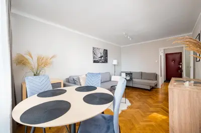 Część wypoczynkowa w obiekcie Rondo ONZ City Centre Apartment by BookingHost