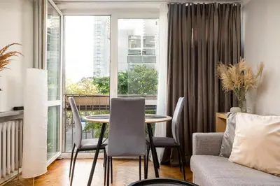Część wypoczynkowa w obiekcie Rondo ONZ City Centre Apartment by BookingHost