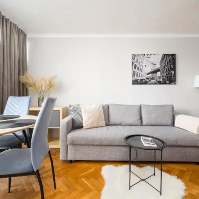 Rondo ONZ City Centre Apartment by BookingHost