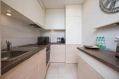Kuchnia lub aneks kuchenny w obiekcie Krochmalna Spacious Apartment by BookingHost