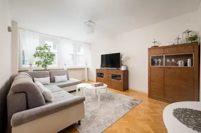 Telewizja i/lub zestaw kina domowego w obiekcie Krochmalna Spacious Apartment by BookingHost