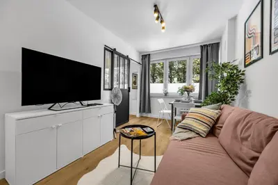 Telewizja i/lub zestaw kina domowego w obiekcie Downtown Apt - Trams&Bus Nearby - by Rentujemy