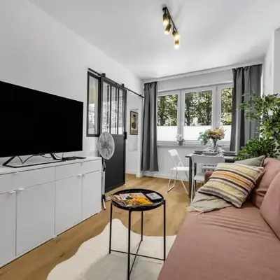 Downtown Apt - Trams&Bus Nearby - by Rentujemy