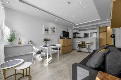 Telewizja i/lub zestaw kina domowego w obiekcie Rondo ONZ Apt - Top Location, Balcony - by Rentujemy