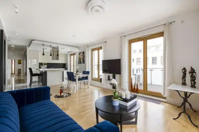 Telewizja i/lub zestaw kina domowego w obiekcie Apartment 2 BR City View Pool and Parking
