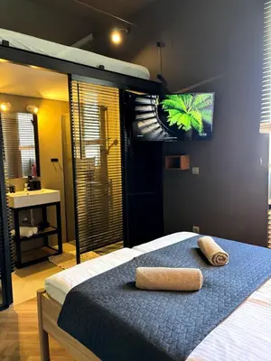 Łóżko lub łóżka w pokoju w obiekcie Loft Apartment Warsaw Centrum lok 4