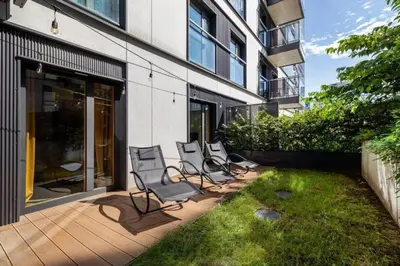 Ogród w obiekcie Close-Golden Apartments Warsaw - Luxury 2-Bedroom, Mennica Residence&144