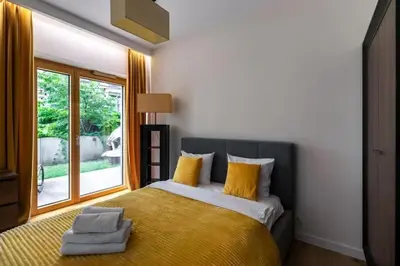 Łóżko lub łóżka w pokoju w obiekcie Close-Golden Apartments Warsaw - Luxury 2-Bedroom, Mennica Residence&144