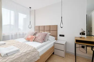 Łóżko lub łóżka w pokoju w obiekcie RentPlanet - Apartament Rondo ONZ