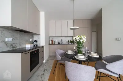 Kuchnia lub aneks kuchenny w obiekcie Grzybowska Luxury Apartment with Skyline View by House Expert Warsaw