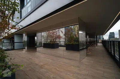 Balkon lub taras w obiekcie Grzybowska Luxury Apartment with Skyline View by House Expert Warsaw