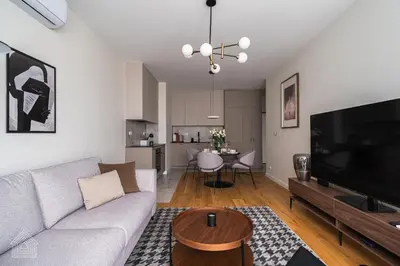 Telewizja i/lub zestaw kina domowego w obiekcie Grzybowska Luxury Apartment with Skyline View by House Expert Warsaw