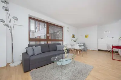 Część wypoczynkowa w obiekcie Spacious and Bright Apartment with Parking in the City Center by Noclegi Renters