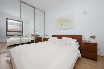 Łóżko lub łóżka w pokoju w obiekcie Spacious and Bright Apartment with Parking in the City Center by Noclegi Renters