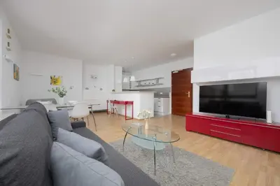 Kuchnia lub aneks kuchenny w obiekcie Spacious and Bright Apartment with Parking in the City Center by Noclegi Renters