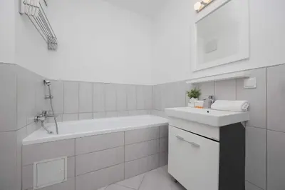 Łazienka w obiekcie Spacious and Bright Apartment with Parking in the City Center by Noclegi Renters