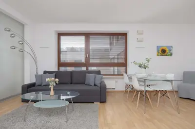 Część wypoczynkowa w obiekcie Spacious and Bright Apartment with Parking in the City Center by Noclegi Renters