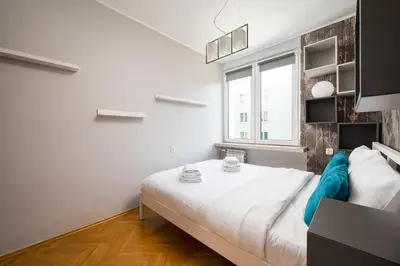 Łóżko lub łóżka w pokoju w obiekcie Metro Słodowiec Charming Apartment by BookingHost