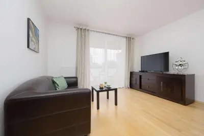 Telewizja i/lub zestaw kina domowego w obiekcie Wooden Apartment Bellottiego Warsaw with Parking by Noclegi Renters