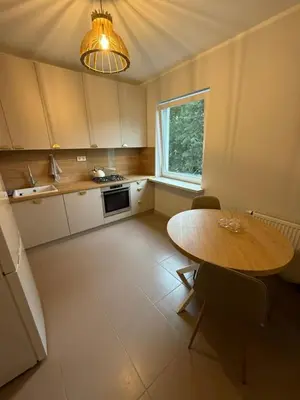 Kuchnia lub aneks kuchenny w obiekcie Friends & Family KEN Apartment 80m2, metro Stoklosy