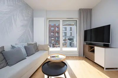 Telewizja i/lub zestaw kina domowego w obiekcie Modern Apartment with Air Conditioning and Parking Near the PGE Stadium in Warsaw by Noclegi Renters
