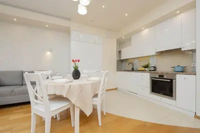 Kuchnia lub aneks kuchenny w obiekcie Beautiful Apartment with Spacious Terrace by Noclegi Renters