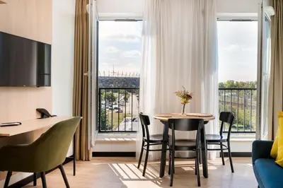 Telewizja i/lub zestaw kina domowego w obiekcie National Stadium Superior Apartment by BookingHost
