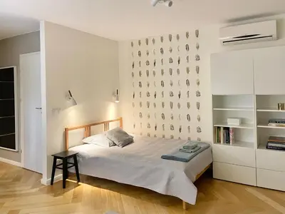 Łóżko lub łóżka w pokoju w obiekcie Studio SOLEC near Royal Łazienki Park