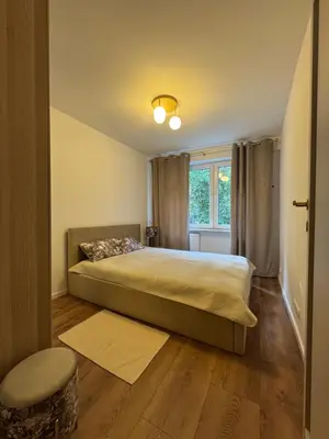 Łóżko lub łóżka w pokoju w obiekcie Apartament - Mieszkanie, nocleg przy Centrum Zdrowia Dziecka - Warszawa Międzylesie Wawer - Dzięcieliny 15