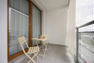 Balkon lub taras w obiekcie Elegant Apartament Kościeszów in Warsaw with Parking by Noclegi Renters