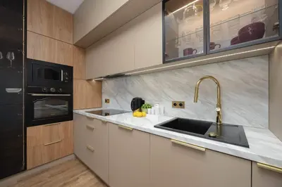 Kuchnia lub aneks kuchenny w obiekcie Elegant Apartament Kościeszów in Warsaw with Parking by Noclegi Renters