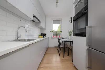 Kuchnia lub aneks kuchenny w obiekcie Spacious Warsaw Apartment with Parking Next to Metro by Noclegi Renters