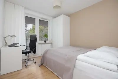 Łóżko lub łóżka w pokoju w obiekcie Spacious Warsaw Apartment with Parking Next to Metro by Noclegi Renters