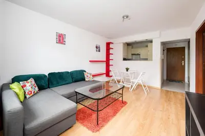 Część wypoczynkowa w obiekcie Rondo ONZ Downtown Apartment by BookingHost