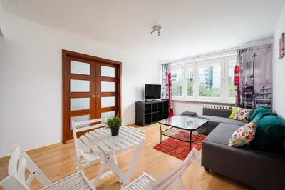 Telewizja i/lub zestaw kina domowego w obiekcie Rondo ONZ Downtown Apartment by BookingHost