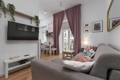 Telewizja i/lub zestaw kina domowego w obiekcie Targowa 21 by Homeprime
