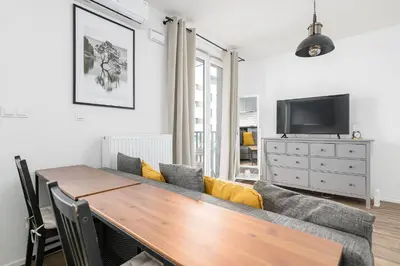 Telewizja i/lub zestaw kina domowego w obiekcie RentPlanet - Fort Wola
