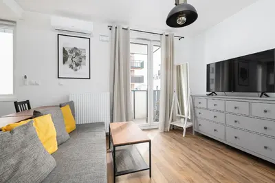 Telewizja i/lub zestaw kina domowego w obiekcie RentPlanet - Fort Wola