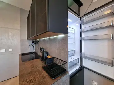 Kuchnia lub aneks kuchenny w obiekcie Bliska Wola Towers 1 bedroom apartment