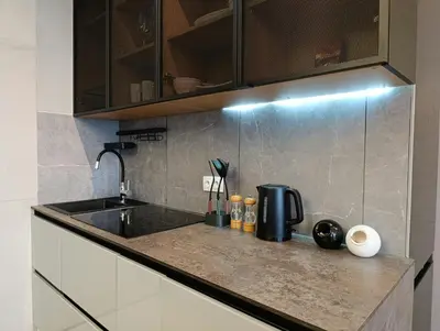Kuchnia lub aneks kuchenny w obiekcie Bliska Wola Towers 1 bedroom apartment