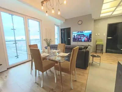 Telewizja i/lub zestaw kina domowego w obiekcie Bliska Wola Towers 1 bedroom apartment