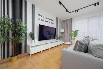Telewizja i/lub zestaw kina domowego w obiekcie Teodorowicza Elegant Apartment with Parking in Warsaw by Noclegi Renters