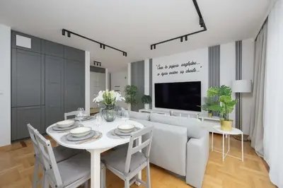Telewizja i/lub zestaw kina domowego w obiekcie Teodorowicza Elegant Apartment with Parking in Warsaw by Noclegi Renters