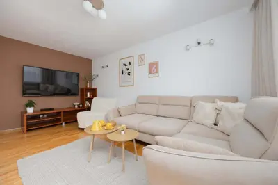 Telewizja i/lub zestaw kina domowego w obiekcie Spacious Air-conditioned Apartment with Balcony Close to PGE Narodowy by Noclegi Renters